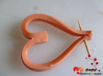 step1: 熱狗切成4條,再對半切開,尾部不要切段,做成愛心形狀用牙籤固定