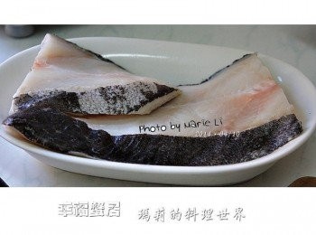 step1: 先將鱈魚洗淨備用 我的鱈魚片太大了，所以把它切成兩段