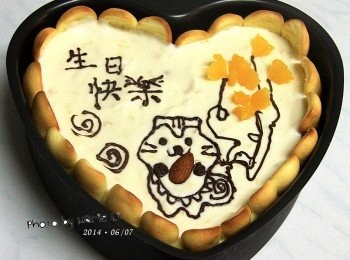 step12: 蛋糕裝飾是我接下來該要學習的課程
不只是製作各色鮮奶油的方法
還有擠花做造型的巧思等等都是有待鑽研的
而且，要準備的《傢思頭》還不少呢

現階段只能以隔水溶化的巧克力
來做一點樸素的小妝點，應該還不至於太難看吧！！