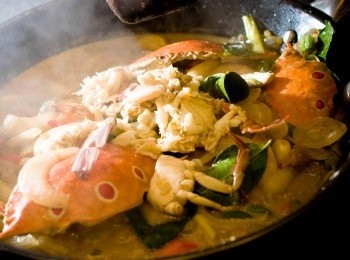 step10: 至青咖喱再次滾起時，放入蟹肉，加青檸汁及糖，略作調味。