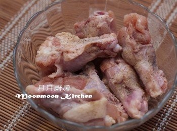 step1: <a href="https://bit.ly/3zHU5V3" target="_blank" data-keyword="雞翼" class="guide-link"><strong>雞翼</strong></a> <span style="display:inline-block;vertical-align:middle;margin-top:-3px;color:initial;border-radius:3px;padding:2px 3px;font-size:12px;line-height:14px;background:#87d300;color:#fff;">即買</span> 鎚解凍，加入<span class="group_2">醃料</span>(除了生粉)，略醃；金不換取葉略洗。