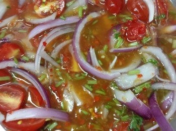 step2: 將所有<span class="group_2">配料</span>與泰式<span class="group_4">醬汁</span>拌勻，備用。