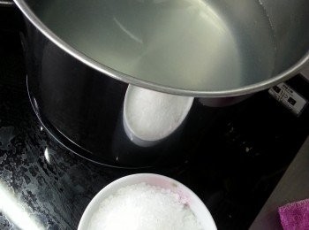 step1: 先用高身煲加入約2970g水煮滾(水要足夠蓋過雞),水滾後加入250g粗鹽(如果用幼鹽要減份量,否則太咸)