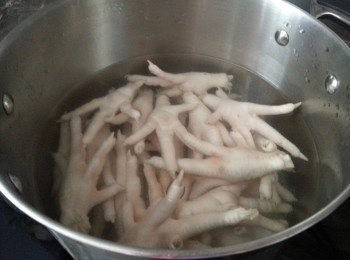 step1: 2磅鳳爪洗淨，用滾水大火煮30分鐘至稍軟身