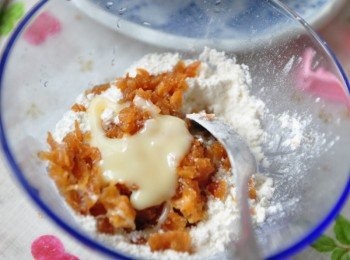 step2: 將鬆餅粉倒入器皿中，再加入老油條碎片，擠入少許的練奶再加入少許的冷水攪拌成餬狀