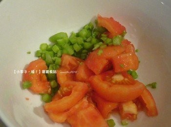 step4: 不囉唆立刻來試做 今天做的是蕃茄蘆筍<span class="group_2">粥</span> 蕃茄燙熟去皮 蘆筍削去硬皮燙熟，切小塊 鋼鐵人.小C出動 加入<span class="group_2">粥</span>（今天還多加5穀燕麥試試）