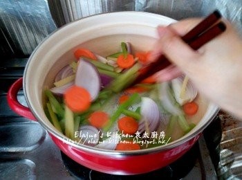 step4: 煲內加入少許油燒熱 , 放入西芹條 , 甘旬片 , 紫洋蔥及薑絲拌勻炒數分鐘