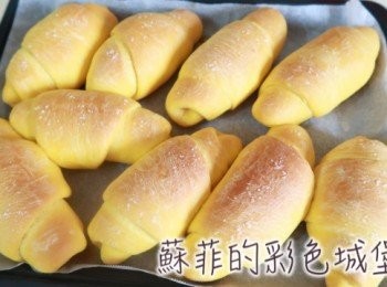 step9: 200度烤20~30分鐘，聞到香味四溢的奶油香味，表面有上色了，即可出爐，完成!