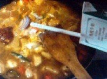 step6: 小火煮，咖哩汁會慢慢收，適當攪拌以免糊鍋。煮的過程中放“少許”​​牛奶，可以讓汁更濃郁更美味。（乳化效果會讓咖哩汁變的更濃郁：）
