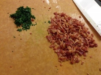 step3: 培根煎至表面呈酥脆狀，然後切碎；洋香菜切碎，備用。