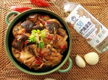 step4: 5、 將雞翅等<span class="group_1">食材</span>倒入鍋中加上蕃茄醬與少許糖小小火加熱，將湯汁充份澆淋在<span class="group_1">食材</span>上，讓雞翅裹上一層漂亮的琥珀色澤，即完成一鍋好吃下飯的蒜辣酒香雞翅啦。