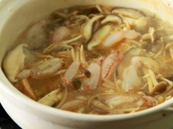 step2: 鍋倒少許油加熱，放入紅蔥頭末炒香，放入香菇絲炒香，接續放入金針菇、鴻喜菇待炒軟後加入開水煮沸後加入愛之味脆瓜、愛之味珍寶玉筍。