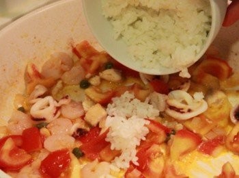 step2: 加入美國玫瑰米白飯拌勻，放入九層塔葉後熄火