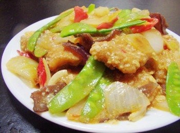 step7: 雖然是清冰箱的綜合<span class="group_1">材料</span>ˊ但魚肉香酥ˊ醬汁夠味ˊ 加上食材豐富的口感ˊ 好吃也相當下飯哦~~