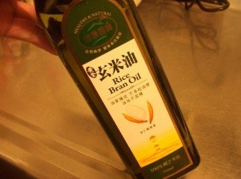 step3: 準備一油炸鍋倒入酌量黃金玄米油燒熱至中高溫， 黃金玄米油官網：http://www.healthykitchen.com.tw/products/ 味全健康廚房官網連結： http://www.healthykitchen.com.tw/