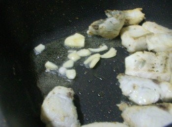 step6: 9.接著將魚片輕撥至鍋邊ˊ用餘油爆香蒜頭