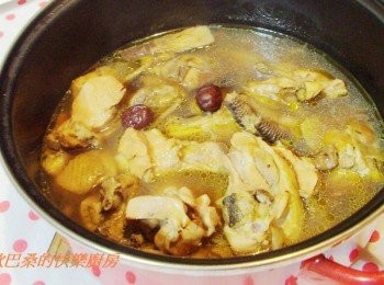 step5: 除了加入燒酒雞藥包ˊ也可用全米酒直接來做燒酒雞ˊ 只需簡單加2~3片薑片即可ˊ 大家可根據自家喜好決定運用喔~