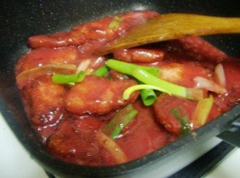 step4: 步驟4並加入剩下的蔥綠ˊ快速拌勻ˊ讓魚片均勻裹上醬汁即可