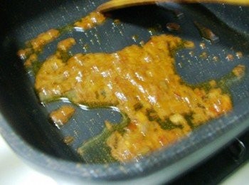 step2: 步驟2熱鍋後放入油1大匙ˊ加入豆辦醬炒香炒油亮