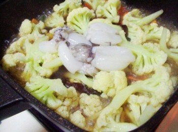 step4: 然後悶煮至喜好軟硬度時ˊ加入<span class="group_2">調味</span>及小花枝