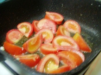 step4: 用原鍋留下的油拌炒蕃茄ˊ讓蕃茄的茄紅素完全四釋放出來