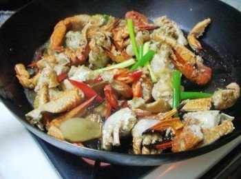 step5: 大火快炒入味ˊ起鍋前再加入剩下蔥ˊ辣椒拌勻即可