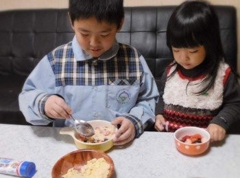 step5: 最後再上層均勻灑上處理好麵餅屑