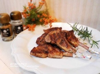 step6: 完成擺盤ˊ如果做為節日料理再略做裝飾ˊ 美味可口【迷迭香法式小羔排】就完成囉。