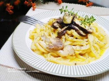 step12: 現在有許多方便取得的濃湯包ˊ口味選擇也很多ˊ 可依喜好自己選擇運用ˊ好處是可以省略許多再調味的麻煩ˊ 輕鬆快速就能完成這樣帶有異國風味的麵食料理。 將調勻的濃湯汁運用來做麵條ˊ也蠻不錯呦ˊ 但要特別注意ˊ需依濃湯的濃淡ˊ適度調整液體量。