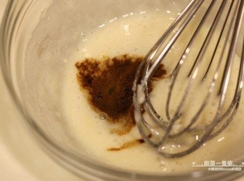 step2: 篩入低筋麵粉輕輕混合，1大匙即溶咖啡粉+1大匙熱水溶解後，倒入麵糊拌勻。