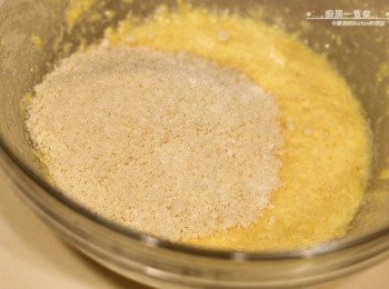 step5: 依序倒入打散的蛋液、杏仁粉、玉米粉拌勻。