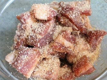 step2: 在醃好的排骨上倒入適量的蒸肉粉後, 用手稍微抓一抓讓粉沾裹均勻