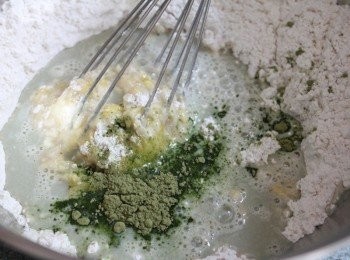 step2: 將鬆餅粉, 奶茶, 蛋, 沙拉油攪拌均勻 ** 我多加了1/2小匙的綠茶粉增加香味