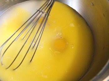 step1: 先調麵糊. 將可麗餅材料的濕性材料(除了麵粉之外) 攪勻