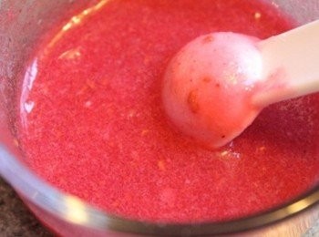 step6: 剩下的50cc覆盆子汁, 加上5g的吉利丁粉, 攪拌成為最上層的[果凍漿]