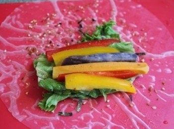 step3: 將軟化後的米紙包裹地瓜與蔬菜類, 並均勻的灑上三島香鬆粉