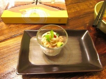 step5: 將3.4.淋上台東米麵條即可享用.