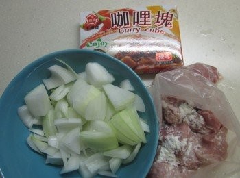 step2: 洋蔥.豬里肌切塊,取一個塑膠袋放入肉塊及少許麵粉混合均勻