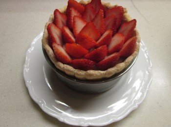 step10: 將草莓對半切,排在頂部裝飾即可