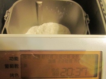 step1: 將<span class="group_2">麵團</span>材料放入容器,酵母粉投到酵母粉專用容器