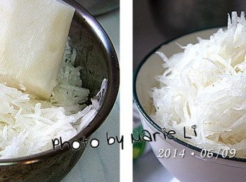 step1: 先將白蘿蔔洗淨、削皮，刨成絲

※ 我這次只用一斤 (600g) 的蘿蔔絲，可以加到兩斤 (1200g) 之間
   蘿蔔絲越多越有真材實料的口感喔！