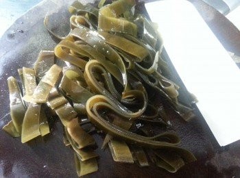 step2: 乾海帶略為浸軟身洗淨切條