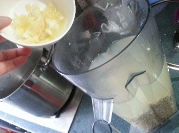 step6: 倒出渣及部份水加檸檬肉一起用攪拌機攪溶