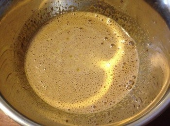 step1: 雞蛋用打蛋器打勻, 分2次加黑糖再高速打勻至出現鄒紋