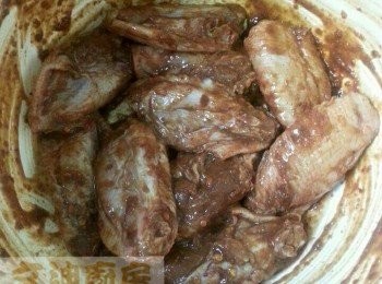 step1: <a href="https://bit.ly/3zHU5V3" target="_blank" data-keyword="雞翼" class="guide-link"><strong>雞翼</strong></a> <span style="display:inline-block;vertical-align:middle;margin-top:-3px;color:initial;border-radius:3px;padding:2px 3px;font-size:12px;line-height:14px;background:#87d300;color:#fff;">即買</span> 洗淨，然後抹乾，再用醃料醃2小時或以上