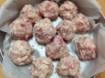 step2: 揑成丸型 爆香蒜片丶香菇絲加入干貝醬油、昆布醬油、糖將蓮藕丸悶煮入味