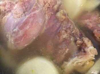 step4: 將已洗淨起骨嘅鹹豬手肉同骨及蘿蔔落煲加水浸過面，煲至水滾再將火調至最小再煲1.5小時至2小時