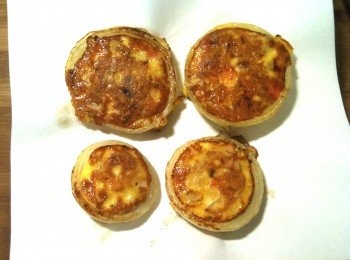 step7: 待蛋液兩面都呈「恰恰」的狀態時，取出放在吸油紙上。