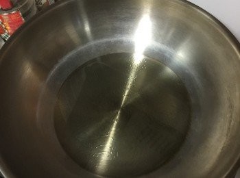 step2: 熱鍋下油，油可以多些，將蝦倒入鍋煎至變色，撈起