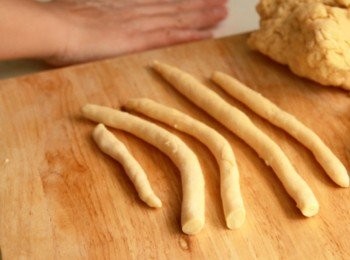 step2: 用手整型成直徑約1公分的粗麵團